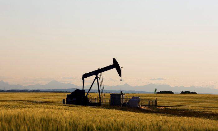 Oil Prices Edge Up, but Set for First Annual Drop Since 2015