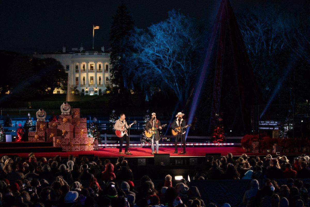 LOCASH and Matthew West perform before the lighting of the National Christmas Tree in Washington on Nov. 28, 2018. (Samira Bouaou/The Epoch Times)