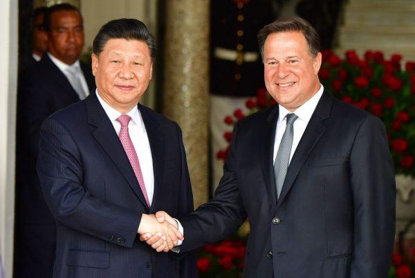  Chinese leader Xi Jinping and Panama's President Juan Carlos Varela shake hands upon the former's arrival at the presidential palace in Panama City on Dec. 3, 2018. (Luis Acosta/AFP/Getty Images)