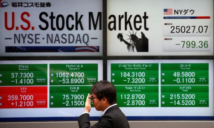 U.S. stock market indicators outside a brokerage in Tokyo, Japan on Dec. 5, 2018. (REUTERS/Issei Kato)