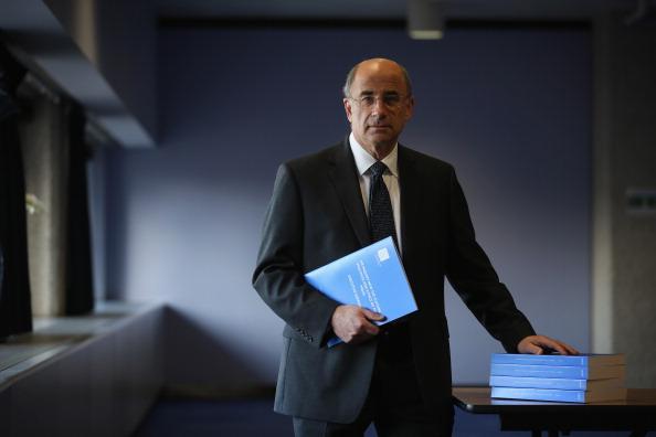 Lord Justice Leveson poses with a summary report into press standards in London, England, on Nov. 29, 2012. (Dan Kitwood/Getty Images)