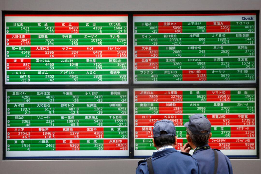 Stocks Extend Decline as Trade Woes Batter Sentiment