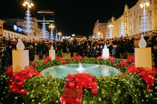 As per Christian tradition, one candle on the main square's Advent wreath is lit each Sunday. (Marija Gašparović/Zagreb Tourist Board)