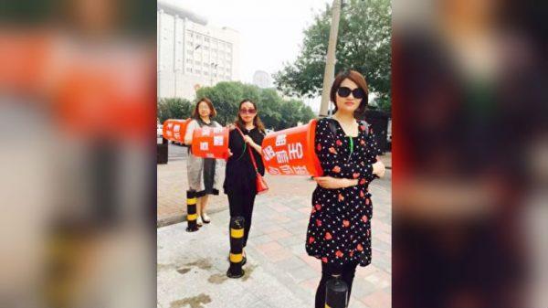 Li Wenzu protesting her husband's detention in Tianjin in June 2018. (Courtesy of Li Wenzu)
