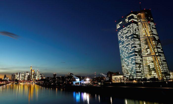 ECB Ends Crisis-Fighting Bond Buys but Eyes Increasing Risks