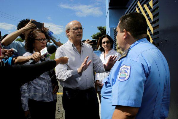 Journalist Carlos Fernando Chamorro, critic of the government of President Daniel Ortega speaks with a police officer during his arrival at police headquarters in Managua, Nicaragua, on Dec. 15, 2018. (Reuters/Oswaldo Rivas)