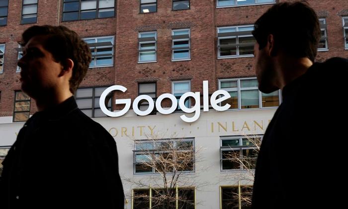 Outside the Google offices in N.Y. on Dec. 4 2017. (Mark Lennihan/AP)