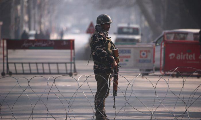 Indian Forces Lock Down Kashmir City, Hold Leaders to Stifle Protests