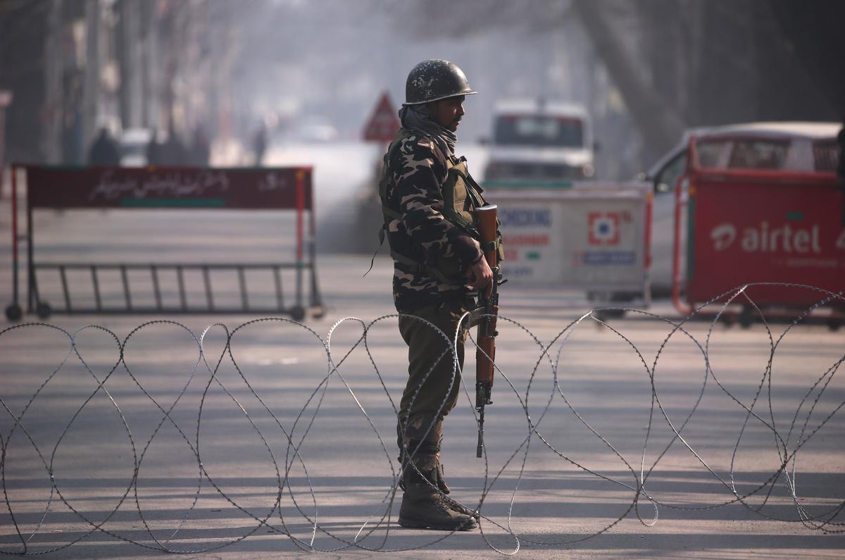Indian Forces Lock Down Kashmir City, Hold Leaders to Stifle Protests