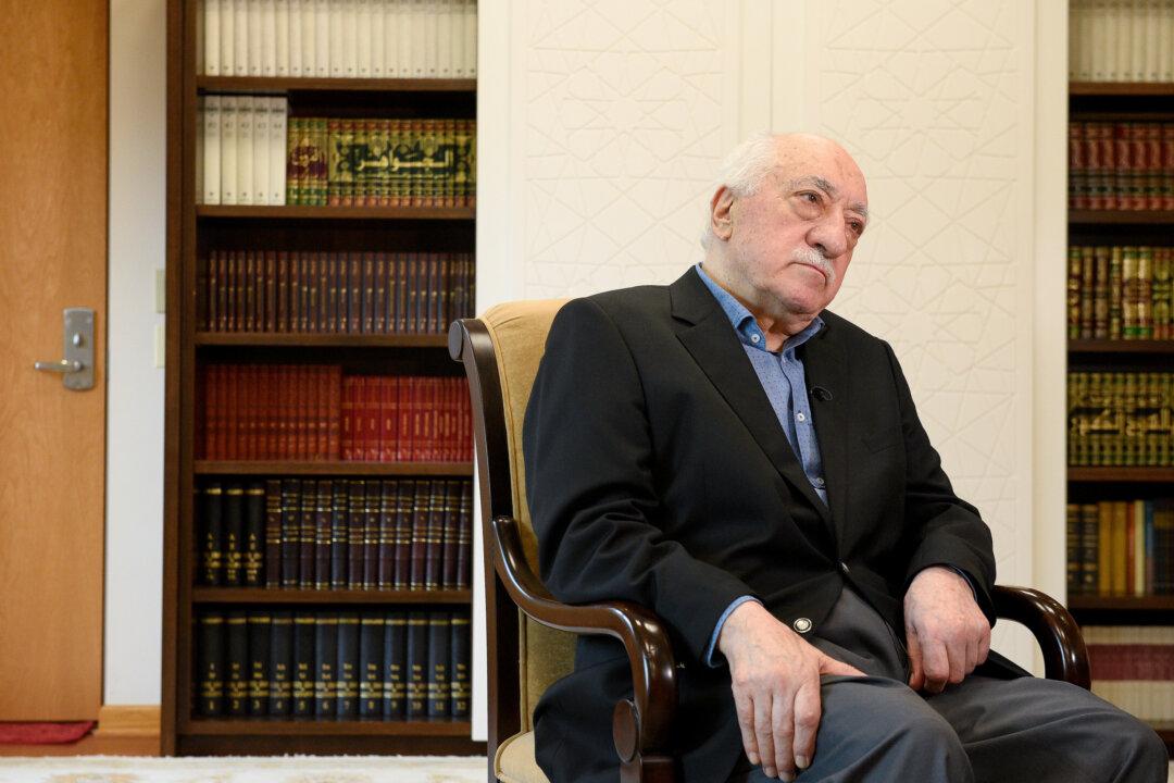 Trump Willing to Look at Extraditing Turkish Cleric, But Noncommittal