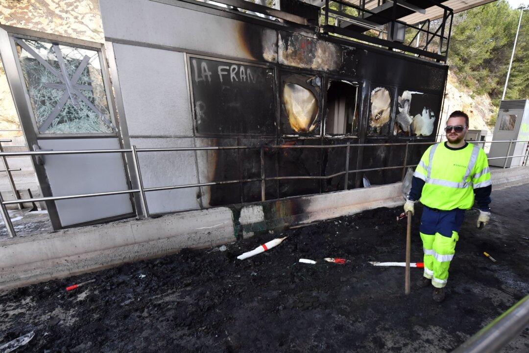 Chaos on French Highways as ‘Yellow Vests’ Torch Toll Booths