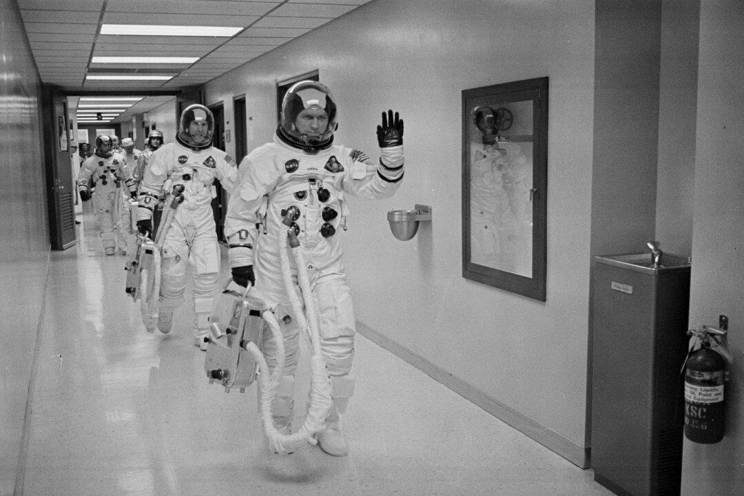 Apollo Astronaut Frank Borman, Who Led 1st Mission to Orbit Moon, Dies at 95