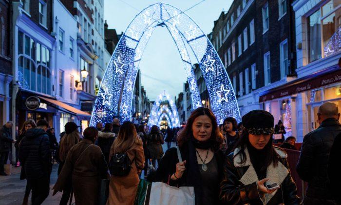 Holiday Shopping Season Roars to a Close Amid Shutdown, Stock Rout