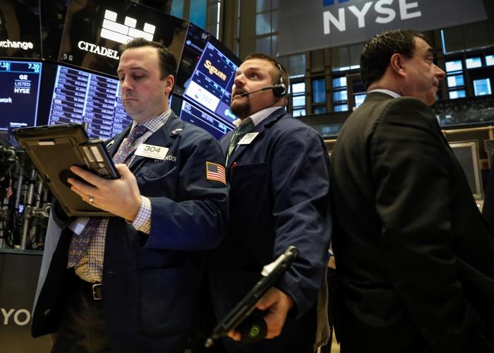 Traders work on the floor of the New York Stock Exchange (NYSE) in N.Y. on Dec. 18, 2018. (Brendan McDermid/Reuters)