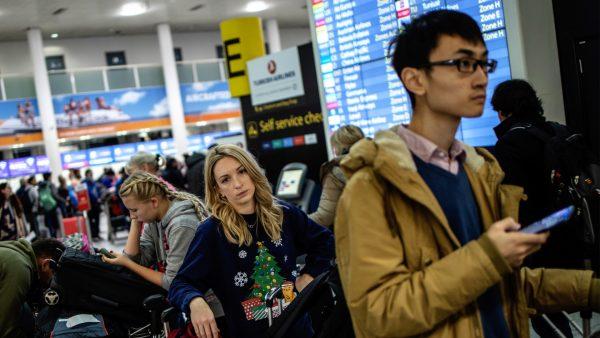 Passengers queue while waiting for announcements at Gatwick South Terminal in London on Dec. 20, 2018. (Dan Kitwood/Getty Images)