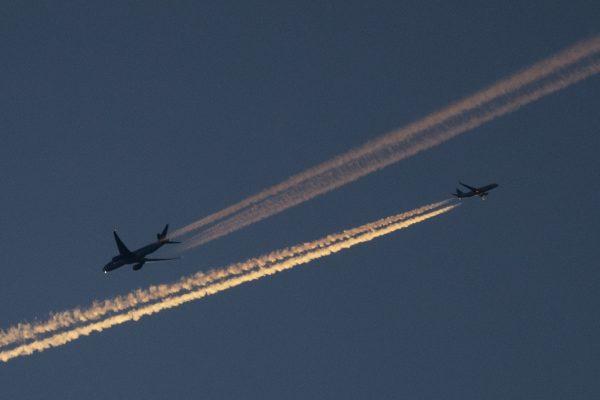 Planes cross paths over southeast London on Dec. 20, 2018. (Dan Kitwood/Getty Images)