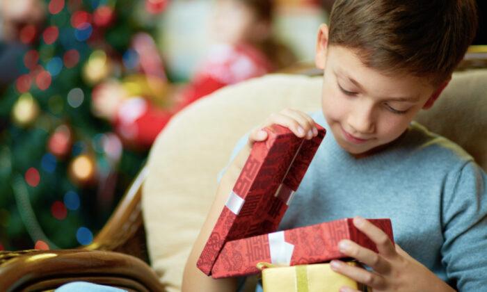 Secret Santa gifts $10,000 to widower with 7 kids, leaving him speechless