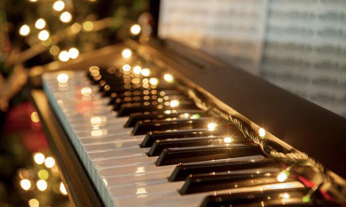 Man Takes 500,000 Xmas Light and Connects Them to His Piano
