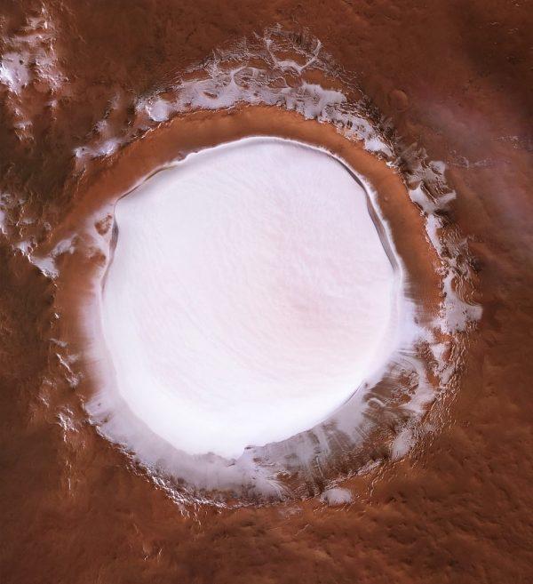 Perspective view of Korolev crater. (ESA/DLR/FU Berlin, CC BY-SA 3.0 IGO)