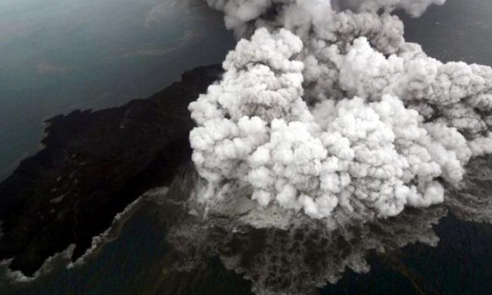 Indonesia Rescuers Search Rubble as Tsunami Toll Nears 400