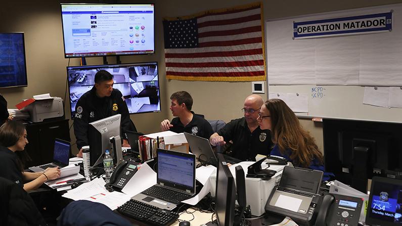 Homeland Security Investigations (HSI) ICE agents coordinate anti-MS-13 gang investigations in the Operation Matador control center in Central Islip, New York, on March 28, 2018. (John Moore/Getty Images)