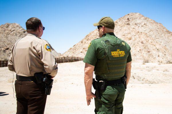 Sheriff Leon Wilmot (L) speak with a Border Patrol agent near the U.S.–Mexico border near Yuma, Ariz., on May 25, 2018. (Samira Bouaou/The Epoch Times)