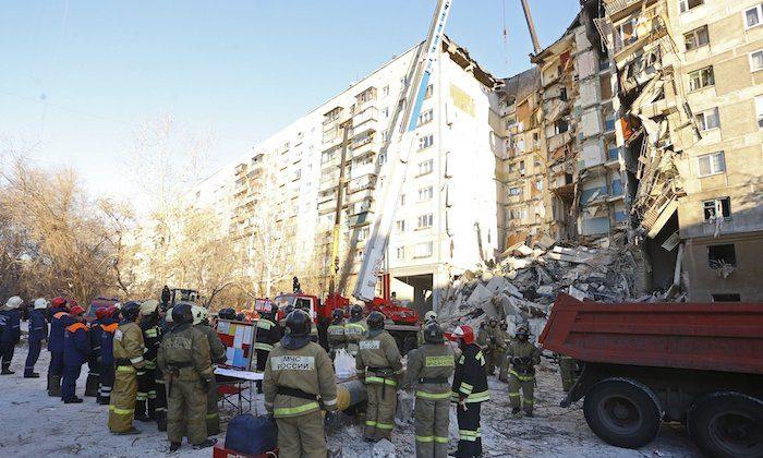 Russia: 4 Die in Building Collapse; Searchers Race Weather