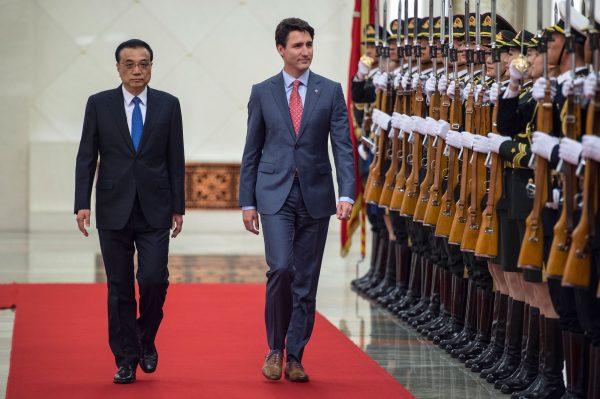 Prime Minister Justin Trudeau and China<span style="font-weight: 400;">’</span>s Premier Li Keqiang review Chinese paramilitary guards in Beijing, China, on Dec. 4, 2017. (Fred Dufour/AFP/Getty Images)