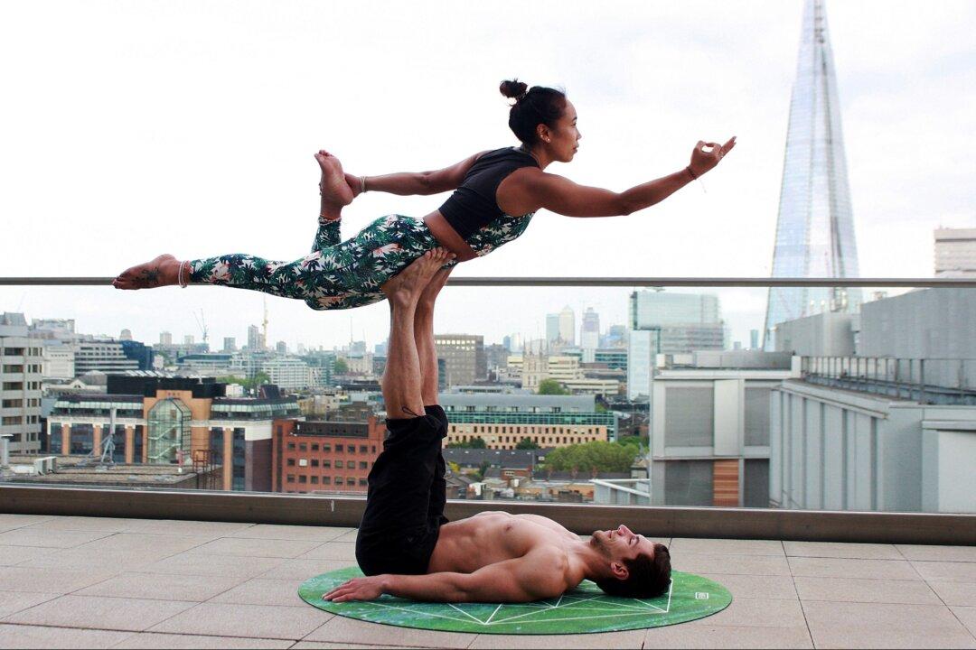 Woman Falls 80 Feet While Doing Yoga, Posing for Pictures: Reports