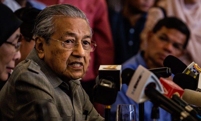 Malaysia’s Former PM Mahathir Admitted to Heart Centre for Full Medical Check-up