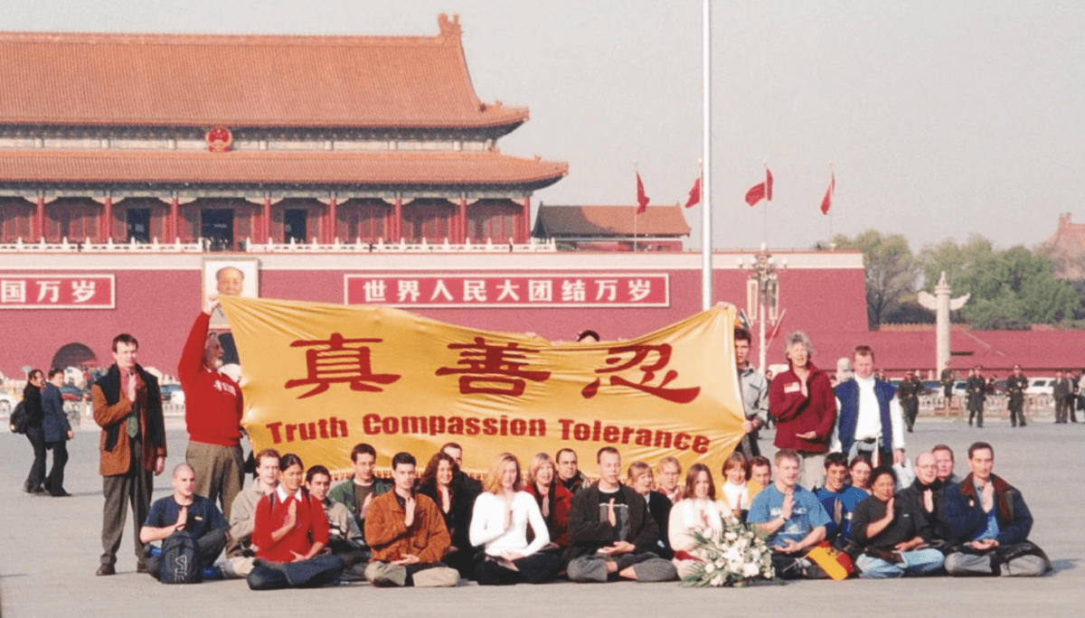 36 Western Falun Gong practitioners were arrested when they staged a peaceful protest at Tiananmen Square in November 2001. (Courtesy of <a href="https://www.youtube.com/watch?v=RlDjgzFJNoQ&ab_channel=LegendsUnfolding-%E5%82%B3%E5%A5%87%E6%99%82%E4%BB%A3">The Journey to Tiananmen</a>)