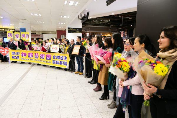 Shen Yun fans welcome artists from Shen Yun's international company to London's Gatwick airport on Jan. 6. (Roger Luo/NTD Television)