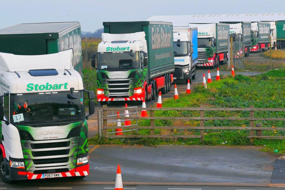 UK Stages Mass Truck Trip to Dover to ‘War Game’ No-deal Brexit