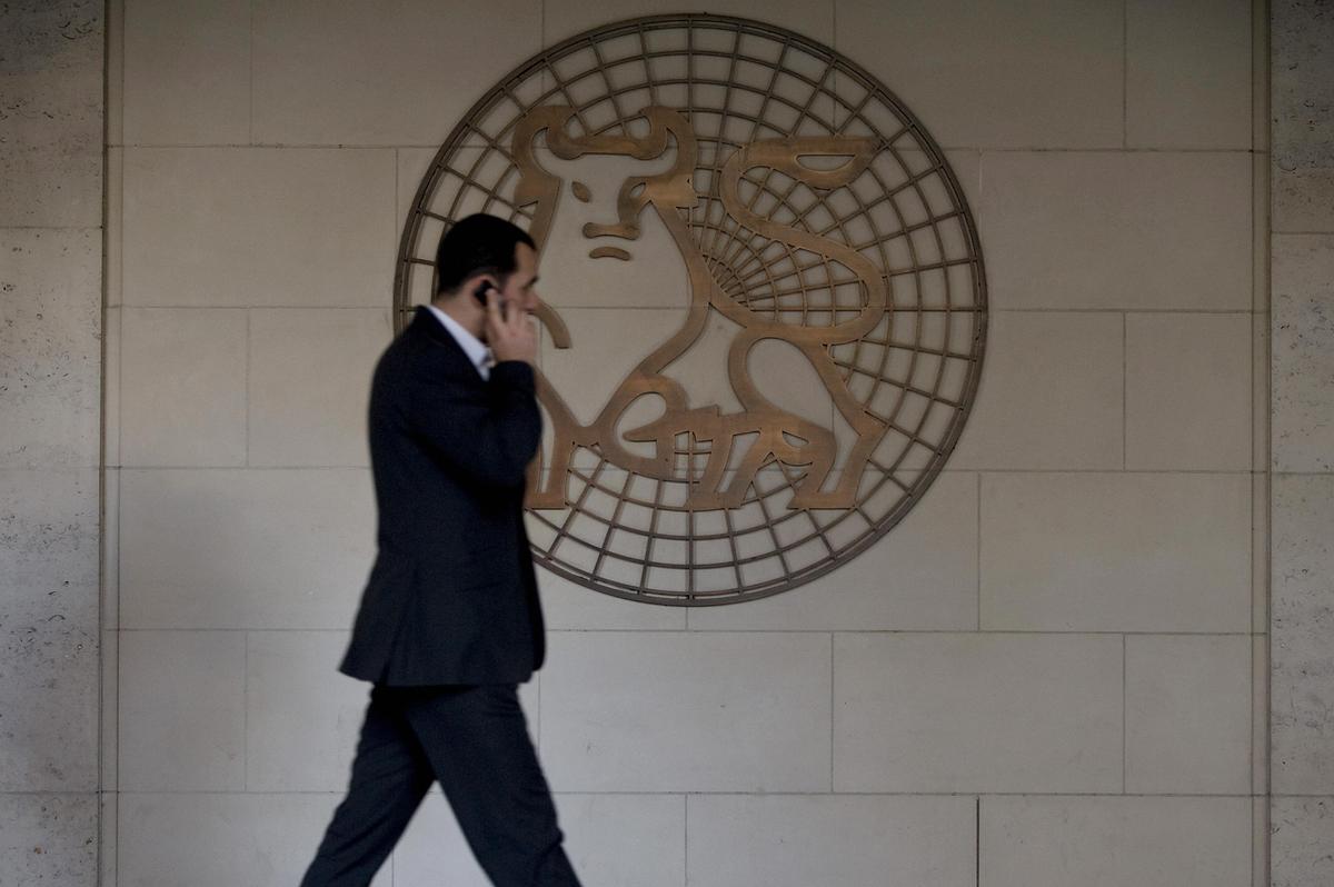 Wall Street Falls on Renewed Trade Tensions, Slowdown Angst