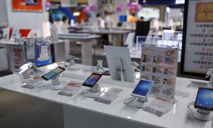 China Smartphone Shipments Seen Down 12-15.5 Percent Last Year: Market Data