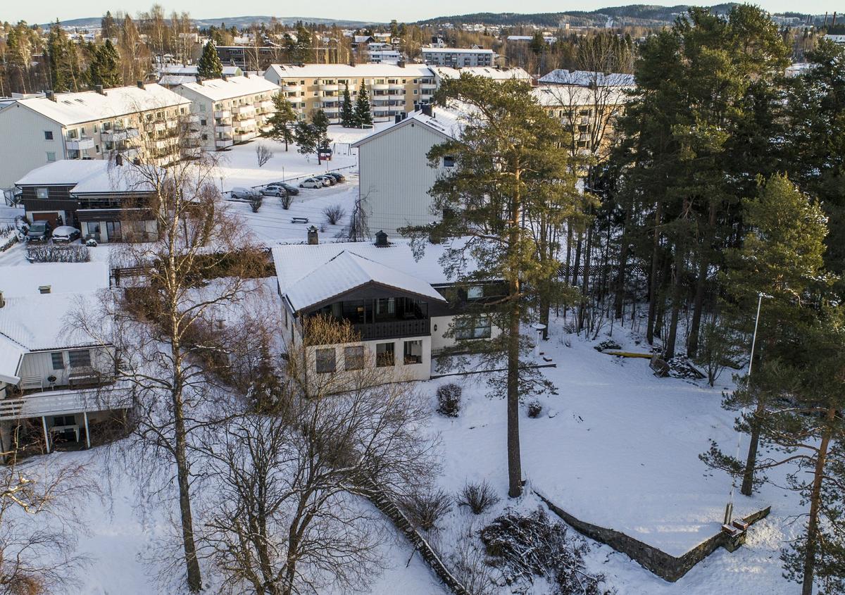 At centre, a view of the home of Norwegian billionaire Tom Hagen and his wife Anne-Elisabeth Falkevik Hagen in Fjellhamar, Norway, Jan. 9, 2019. (Tore Meek, NTB scanpix via AP)