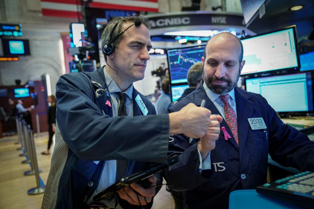 Traders and financial professionals work on the floor of the New York Stock Exchange (NYSE) in N.Y. on Jan. 4, 2019. (Drew Angerer/Getty Images)