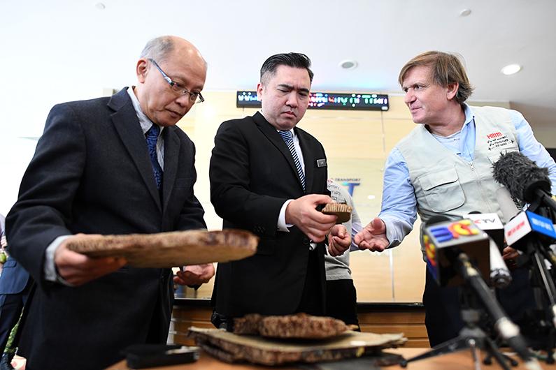 (L-R) MH370 Safety Investigation Team Investigator Kok Soo Chon, Malaysia Transport Minister Anthony Loke, and independent investigator Blaine Gibson hold debris believed to be from flight MH370 during a press conference in Putrajaya on Nov. 30, 2018. (Mohd Rasfan/AFP/Getty Images)