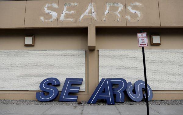 A dismantled sign outside a Sears department store one day after it closed as part of multiple store closures by Sears Holdings Corp in Nanuet, N.Y., Jan. 7, 2019. (Mike Segar/Reuters)