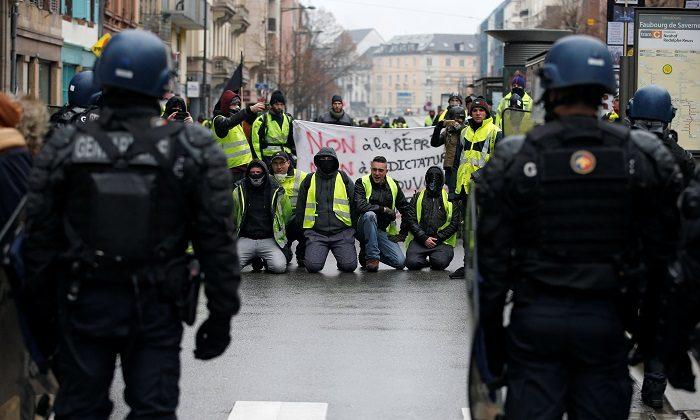 Yellow Vest Protests Hit With Police Water Cannon, Tear Gas in Paris
