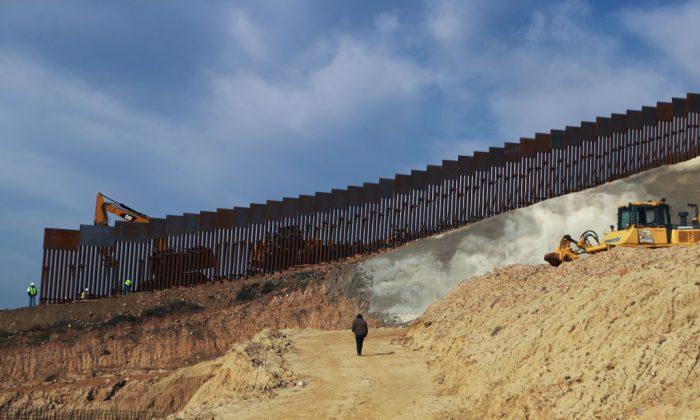 Video of Border Wall Panels Falling Amid Hurricane Hanna From June 2020: Border Patrol