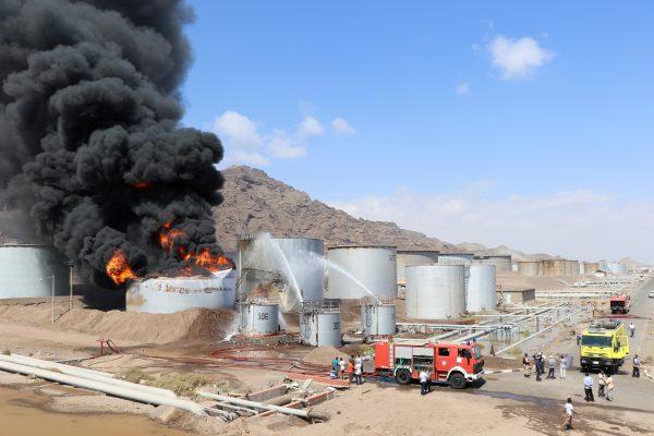 Sources told Reuters the fire has spread to a second tank at the oil refinery in Aden, Yemen, on Jan. 12, 2019. (Reuters/Fawaz Salman)