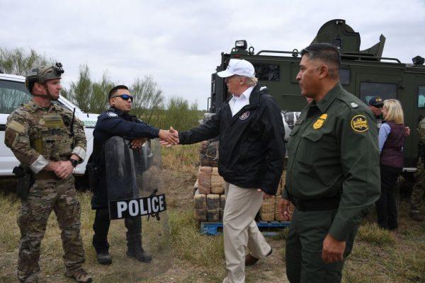 ©Getty Images | <a href="https://www.gettyimages.com/detail/news-photo/president-donald-trump-greets-a-policeman-with-border-news-photo/1080057700">JIM WATSON/AFP </a>