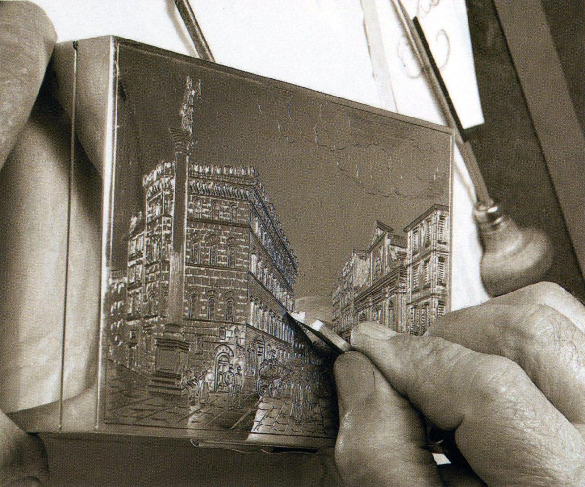 Paolo Pagliai engraves a box after an 18th-century print by Florentine printmaker Giuseppe Zocchi. (Lorenzo Michelini/Argentiere Pagliai)