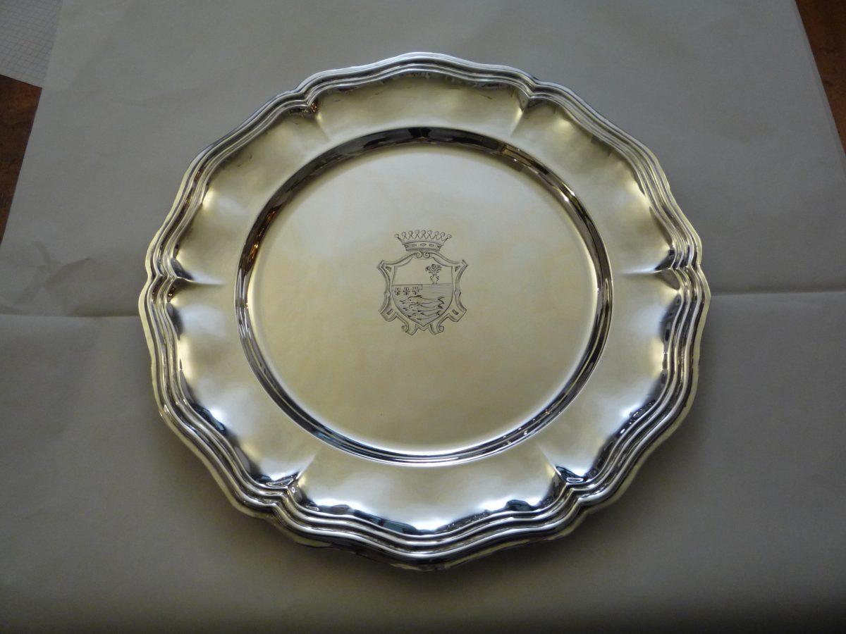 The Pandolfini family crest hand-engraved on a silver plate. (Lorenzo Michelini/Argentiere Pagliai)