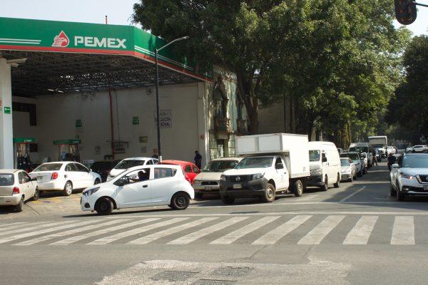 Drivers wait in line to fill their tanks at a Pemex gas station in Mexico City, on Jan. 11, 2019. (Simon Schatzberg/Special to The Epoch Times)