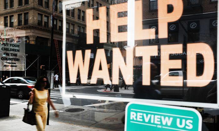 US Weekly Jobless Claims Drop Sharply; GDP Growth Higher