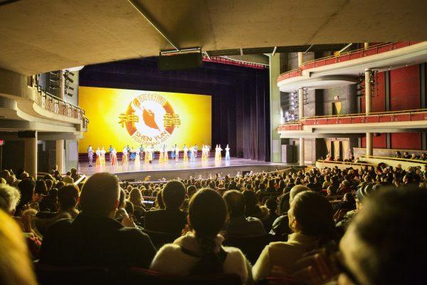 Shen Yun Performing Arts curtain call at the Living Arts Centre in Mississauga, Canada, on Jan. 10, 2019. (Evan Ning/The Epoch Times)