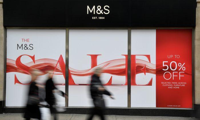 UK Shoppers Rein in Spending as Brexit Nears