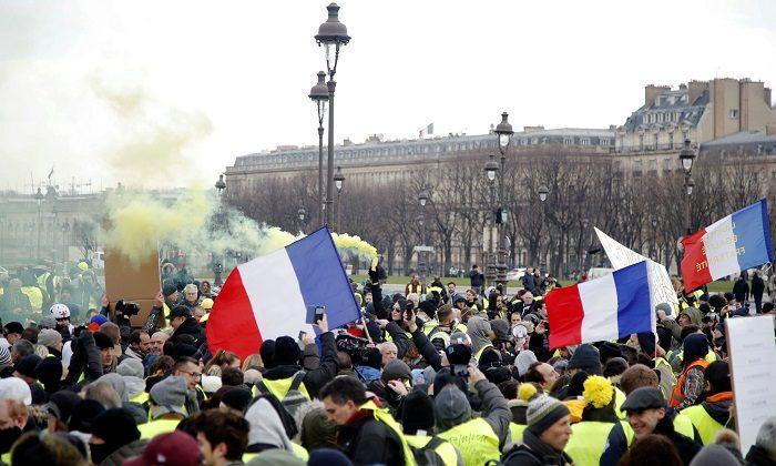 Scuffles Break Out as ‘Yellow Vests’ March in Paris in Latest Protest